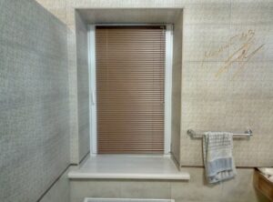 Горизонтальные жалюзи в ванной с ламелью 4463