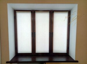 Рулонные шторы в кабинете с тканью Miracle 03 Beige