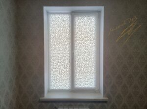 Рулонные шторы в комнате с тканью Frost 01 White