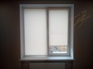 Рулонные шторы в комнате с тканью Len T 2070 Beige