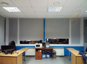 Рулонные шторы в офисе с тканью A 51 Grey