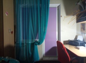 Рулонные шторы на балконной двери с тканью Berlin 0838
