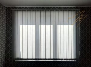 Вертикальные жалюзи в комнате с тканью Appolon 031 grey