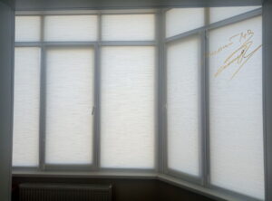 Рулонные шторы в комнате с тканью Jute 510 Cream