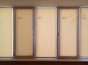 Рулонные шторы в комнате с тканью Luminis T 02 Beige