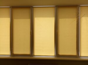Рулонные шторы на кухне с тканью Luminis T 02 Beige