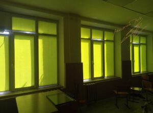 Закрытые рулонные шторы в класе с тканью Luminis 223 Green