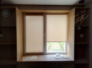 Рулонные шторы в комнате с тканью Len T 0881 Ivory