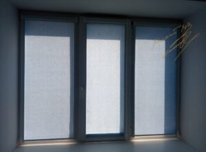 Рулонные шторы в спальне с тканью Luminis 206 Air Blue