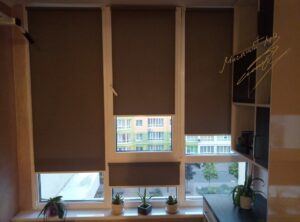 Рулонные шторы на кухне с тканью А302