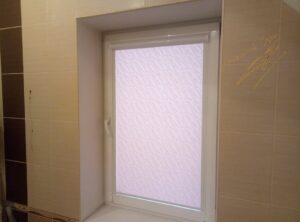 Рулонные шторы в ванной с тканью Woda T 1827 Light brown