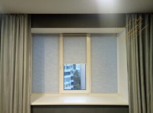 Рулонные шторы в спальне с тканью Aruba zebra 227