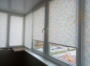 Рулонные шторы на балконе с тканью Klever 2 Green