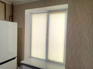 Рулонные шторы на кухне с тканью Luminis T02 Beige