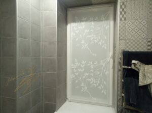 Рулонные шторы в ванной с тканью Park White