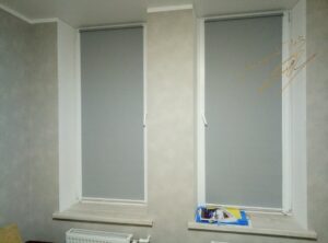 Рулонные шторы в комнате с тканью A Maxi Grey