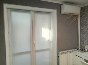 Рулонные шторы в комнате с тканью A51 T