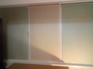 Рулонные шторы в комнате с тканями Luminis 251 Mint и Luminis T02 Beige