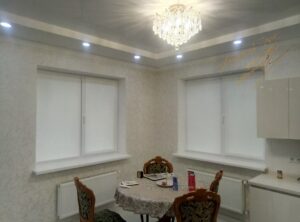 Рулонные шторы с тканью Luminis T01 White на кухне