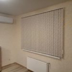 Вертикальные жалюзи в гостинной с тканью Венеция коричневый 722-041 (89мм)