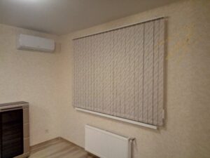 Вертикальные жалюзи в гостинной с тканью Венеция коричневый 722-041 (89мм)