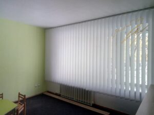Вертикальные жалюзи в детском саду с тканью Creppe 01