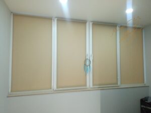 Рулонные шторы в комнате с тканью A605 Latte