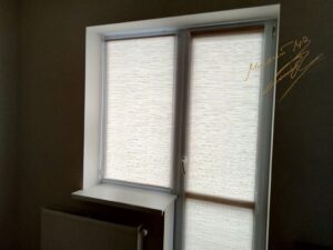 Рулонные шторы в комнате с тканью Jute 511 Mocca