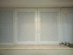 Рулонные шторы на кухне с тканью Frost 01 White