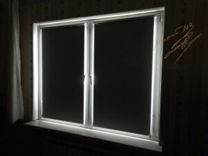 Рулонные-шторы-в-комнате-с-тканью-Umbra-BO-54-Grey