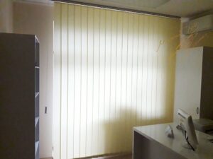 Вертикальные жалюзи в кабинете с тканью Creppe 03 Yellow