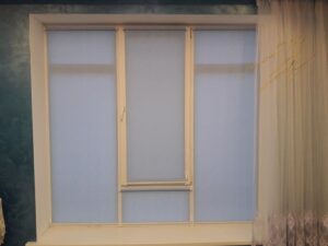 Рулонные шторы в спальне с тканью Lazur T2074 Blue
