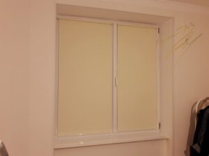 Рулонные шторы в спальне с тканью Umbra B.O. 56 Cream