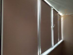 Рулонные шторы на балконе с тканью Pearl B.O. 2083 Pink