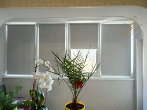 Рулонные шторы на балконе с тканью Pearl B.O. 2085 Grey