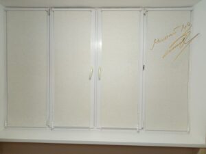 Рулонные шторы на кухне с тканью Flax B.O. white 907
