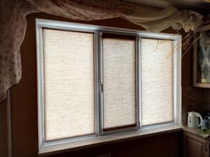 Рулонные шторы на кухне с тканью Natural Teak 5103