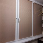 Рулонные шторы с тканью Lazur 2076 Cacao на балконе