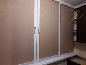 Рулонные шторы с тканью Lazur 2076 Cacao на балконе