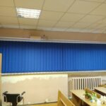 Вертикальные жалюзи в классной комнате с тканью Sahara 10 Dark Blue