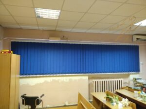 Вертикальные жалюзи в классной комнате с тканью Sahara 10 Dark Blue