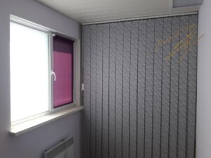 Вертикальные жалюзи (ткань Anna 03 Grey) и рулонные шторы (ткань Royal 808 White и 810 Orchid) в салоне