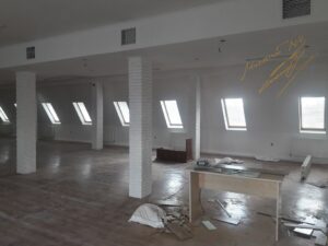 Горизонтальные жалюзи на мансардных окнах в офисе с ламелью 101