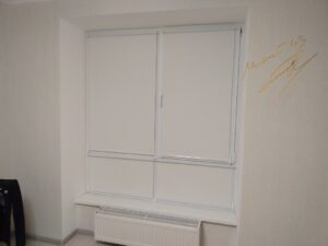 Рулонные шторы в комнате с тканью C062 Премиум BO Белоснежный