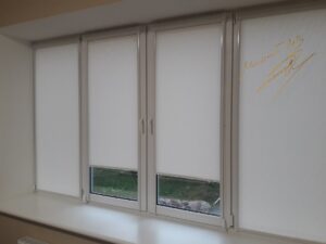 Рулонные шторы в комнате с тканью Woda T 1834 Cream