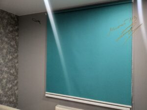 Рулонные шторы в спальне с тканью Royal 1993 Aquamarine