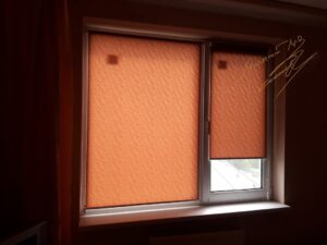 Рулонные шторы в спальне с тканью Woda T 1827 Light Brown