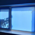 Рулонные шторы в спальне с тканью МБ-1048 Креп Индиго