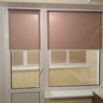 Рулонные шторы на кухне (Royal 1880 Cacao) и балконе (Royal 814 Beige)