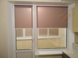 Рулонные шторы на кухне (Royal 1880 Cacao) и балконе (Royal 814 Beige)